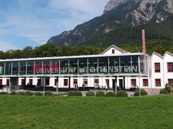 Aussenaufnahme der Südseite der Universität.