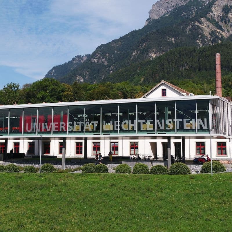 Aussenaufnahme der Südseite der Universität.
