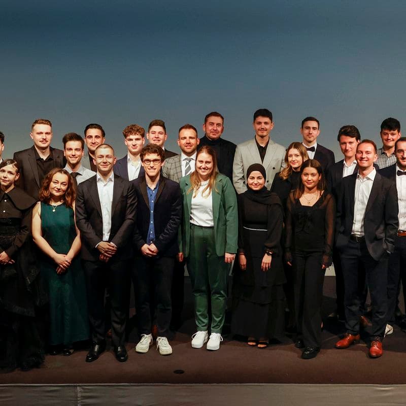 Auf dem Bild sind die Absolventinnen und Absolventen der Universität Liechtenstein in festlicher Garderobe zu sehen.